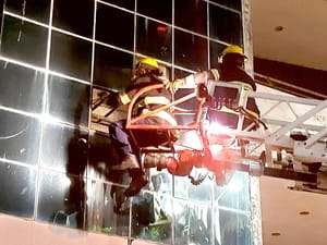 ¡BOMBEROS RETIRAN VENTANAL EN MAL ESTADO!