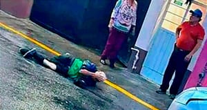 ¡“EL FRAILE” RESBALA POR PISO MOJADO Y TERMINA EN EL HOSPITAL!