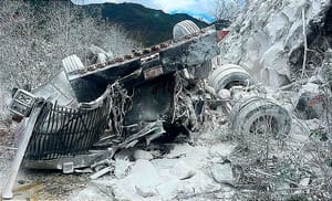 ¡MUERTE EN LAS CUMBRES! - *TRÁILER SIN FRENOS CAYÓ A UN BARRANCO *APLASTADOS LOS TRIPULANTES *ESO NO PARO LA RAPIÑA