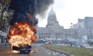 ¡REPRIMEN A MANIFESTANTES CONTRA REFORMA DE MILEI! - DEBATE EL SENADO ARGENTINO