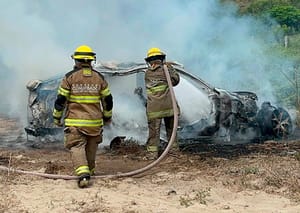 ¡VOLARON DEL PUENTE! - *RESCATAN A TRES JOVENES DE MORIR QUEMADOS