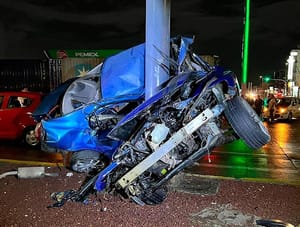 ¡IMPACTO BRUTAL! - EL AUTO QUEDO PARTIDO A LA MITAD AL INCRUSTARSE EN EL SEMÁFORO