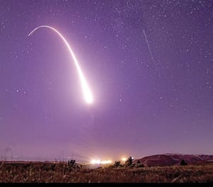 ¡POTENCIAS NUCLEARES AUMENTAN SU DEPENDENCIA DE SUS ARMAS ATÓMICAS!