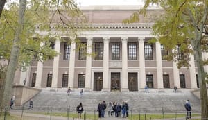 ¡DONALD TRUMP, A FAVOR DE CONCEDER RESIDENCIA PERMANENTE A EXTRANJEROS GRADUADOS EN UNIVERSIDADES DE EU!