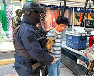 ¡DETIENEN A COCHINÓN POR TOCAR A UNA NIÑA!