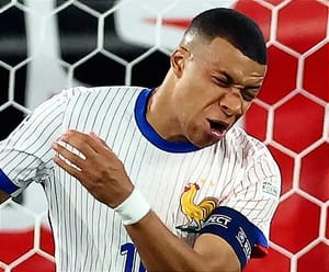 ¡“¿Alguna idea para máscaras?”! - FRANCIA GANA, PERO LE ROMPEN LA NARIZ A MBAPPÉ