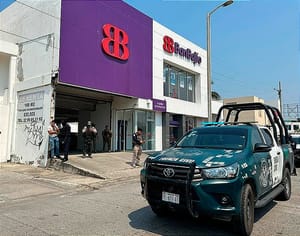 ¡LE DAN UNA PALIZA PARA ROBARLE LOS 175 MIL PESOS! - *SALIENDO DEL BANCO CAMINO A SU COCHE