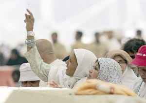 ¡PEREGRINOS MUSULMANES REANUDAN LA “LAPIDACIÓN SIMBÓLICA DEL DIABLO”!