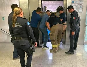 ¡ATRAPADOS EN ELEVADOR DE HOSPITAL DE XALAPA!