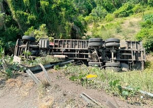 ¡VUELCA CAMIÓN TORTÓN Y DESAPARECE EL CHOFER!