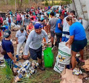 ¡RAPIÑEROS VACÍAN TRÁILER CARGADO CON CERVEZAS! - TIERRA BLANCA