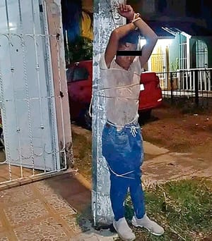 ¡VECINOS AMARRAN A “RATOTA” A UN POSTE!