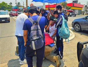 ¡LA ATROPELLA CRUZANDO EL TOPE! - *QUE SE LE CONFUNDIERON LOS PEDALES