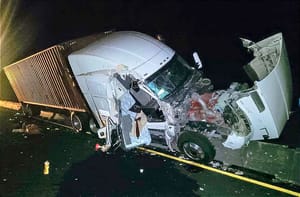 ¡DESBARATA TRÁILER POR “PESTAÑAZO”! - TERMINA SOBRE MURO DE CONTENCIÓN EN LA AUTOPISTA *CARDEL-VERACRUZ