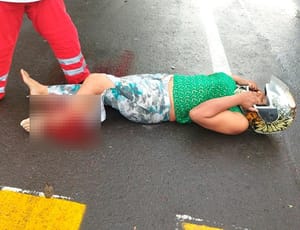 ¡SE PASÓ EL SEMÁFORO EN ROJO Y TAXISTA LA ARROLLÓ!