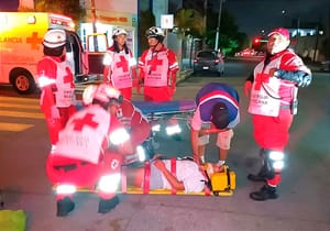 ¡PAREJA EN MOTO CRUZAN SIN VER Y CHOCAN CONTRA TAXI!