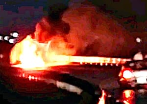 ¡SE QUEMA CAMIONETA DE LUJO EN LA AUTOPISTA!