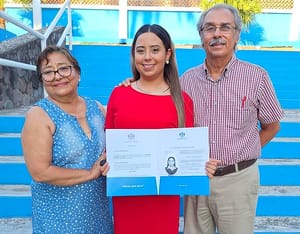 KARLA ES NUEVA PROFESIONISTA EN IDIOMAS...