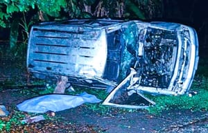 ¡BUSCAN A CONDUCTOR QUE VOLCÓ CAMIONETA Y PROVOCÓ LA MUERTE DE SU AMIGO!