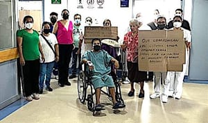 ¡YA NO AGUANTAN EL CALOR! - *Familiares de Enfermos Protestan