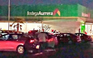 ¡CRISTALEROS SE SURTEN EN LA TIENDA DE MAMA LUCHA! - COYOL