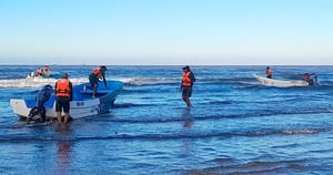 ¡RESCATAN A FAMILIA DE LANCHA VOLCADA EN LA BOCANA! - *Siete adultos y dos menores fueron atendidos por técnicos en Urgencias Médicas de Bomberos Conurbados