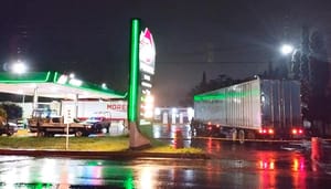 ¡MACHACADO POR EL TRÁILER! - *La víctima no ha sido identificada *Traía cargado dos bolsas con ropa *El Trailero se dio a la fuga