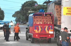 ¡EJECUTAN A COMERCIANTE EN ACAYUCAN! - LE DISPARARON CUANDO CARGABA SU CAMIONETA CON CAJAS DE CERVEZA