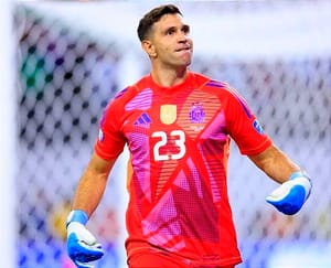 ¡MESSI FALLA, “DIBU” SE AGRANDA Y ARGENTINA VENCE A ECUADOR!