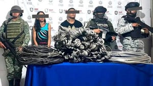 ¡LOS DETIENEN CON 73 ROLLOS DE CABLE DE LA CFE!