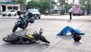 ¡MOTOCICLISTA MUERE EMBESTIDO POR CAMIÓN DE LIMPIA PÚBLICA!