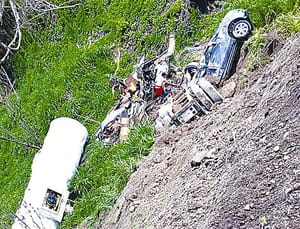 ¡CARAMBOLA EN LA TINAJA! - *Tráiler tipo cisterna embistió a dos vehículos y después cayeron a un barranco