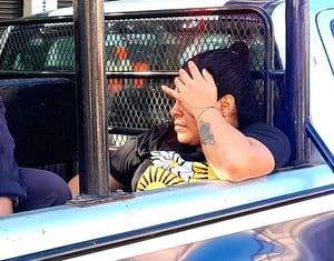 ¡PAREJA DE FARDEROS ROBAN EN LA PAPELERÍA! - UNA MUJER FUE DETENIDA CON EL BOTÍN EN EL PARQUE ZAMORA