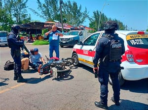 ¡LE CERRO EL PASO EN LA VUELTA! - MOTOCICLISTA SE ESTRELLA CONTRA TAXI!