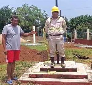 ¡AMARRAN A TRABAJADOR DE CFE! - “PARA QUE NOS ESCUCHEN” “NOS COBRAN CARO”