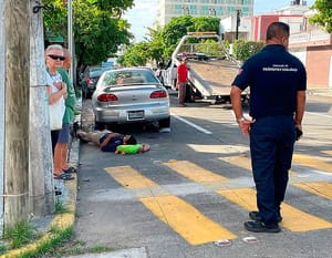 ¡HACEN CHUZA MOTOCICLISTA CONTRA AUTOMÓVIL! - COLONIA FLORES MAGÓN