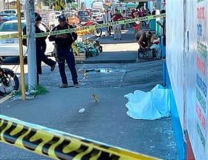 ¡TRABAJADOR PIERDE LA VIDA ANTES DE LLEGAR AL IMSS! - UN COMPAÑERO LO TRAÍA CAMINANDO PERO EMPEZÓ A CONVULSIONAR