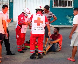 ¡SE PASA! - *LE PEGA A MOTOCICLISTA! - POCITOS Y RIVERA
