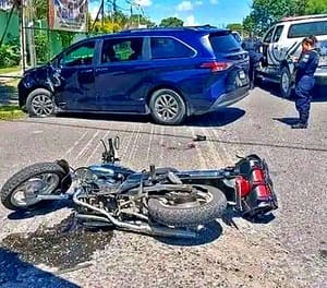 ¡SE IMPACTA CON CAMIONETÓN Y MOTOCICLISTA SALE VOLANDO! - CARRETERA FEDERAL CÓRDOBA-VERACRUZ