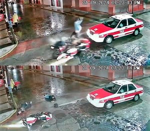 ¡CHOCAN PAREJA DE MOTOCICLISTAS CONTRA TAXI EN COSCOMATEPEC!