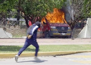 ¡NORMALISTAS DE AYOTZINAPA LANZAN PETARDOS E INCENDIAN CAMIONETA! - TERCER DÍA DE MOVILIZACIONES