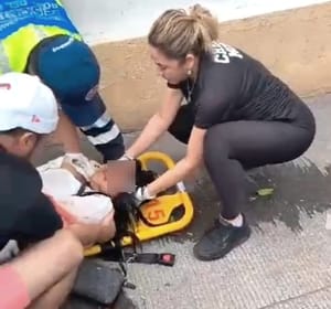 ¡MUJER MOTOCICLISTA CHOCA CONTRA UNA PARED POR RAFAGA DE VIENTO!