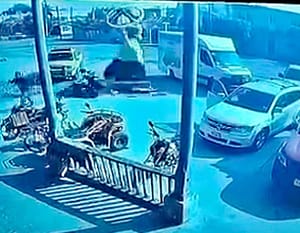 ¡MOTOCICLISTA SE ESTRELLÓ CONTRA “LA CATRINA”!