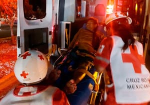 ¡MOTOCICLISTA EMBISTE A PEATÓN Y SALEN VOLANDO!