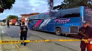 ¡MUERE APLASTADO POR AUTOBUS! - CHOFER BAJÓ A REVISAR LA SUSPENSION PERO LA UNIDAD AVANZÓ Y LO MATO