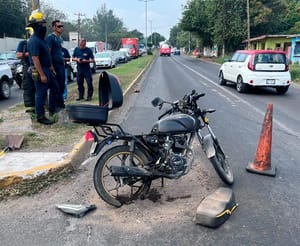 ¡MOTOCICLISTA SE ESTRELLA CONTRA CAMIÓN DE BOMBEROS!