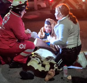 ¡SE LE ATRAVIESA UN PERRO Y REPARTIDOR DE TACOS CAYÓ DE LA MOTO!