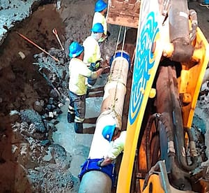 ¡TAPAN MEGA-FUGA DE AGUA!