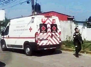 ¡SE LE METIÓ EL CHAMUCO Y ACUCHILLA A POLICÍA MUNICIPAL!