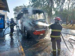 ¡SE INCENDIA A MEDIA RUTA! - COMO CHATARRA TERMINO UN PUENTE MORENO EN DÍAZ MIRÓN